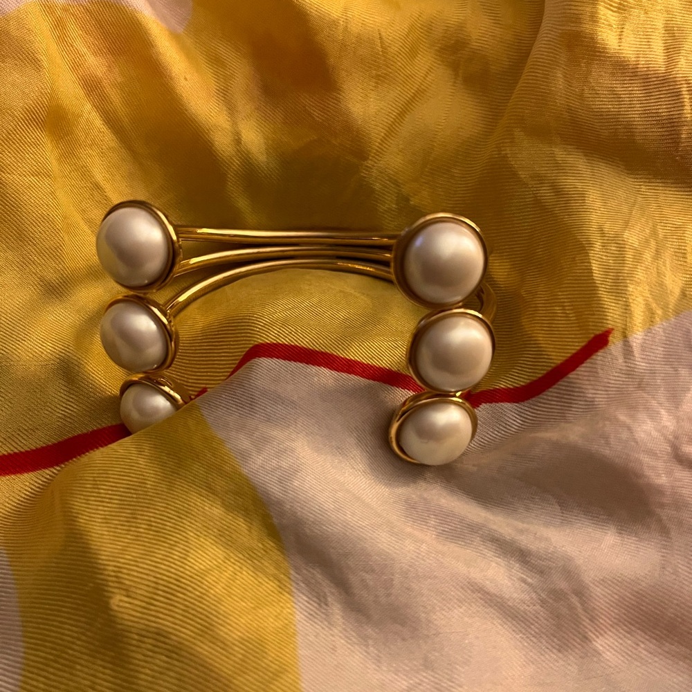 Beautiful Triple pearl bracelet in good shape and